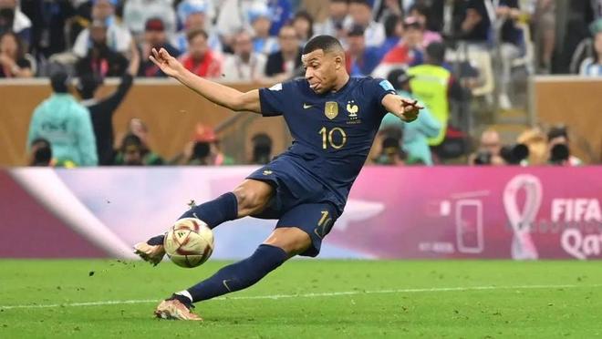 战术调整引发热议！，姆巴佩在利物浦比赛中败北赛场气氛高涨的简单介绍